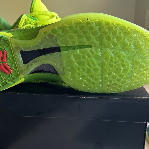 Kobe 6 Grinch main image 4